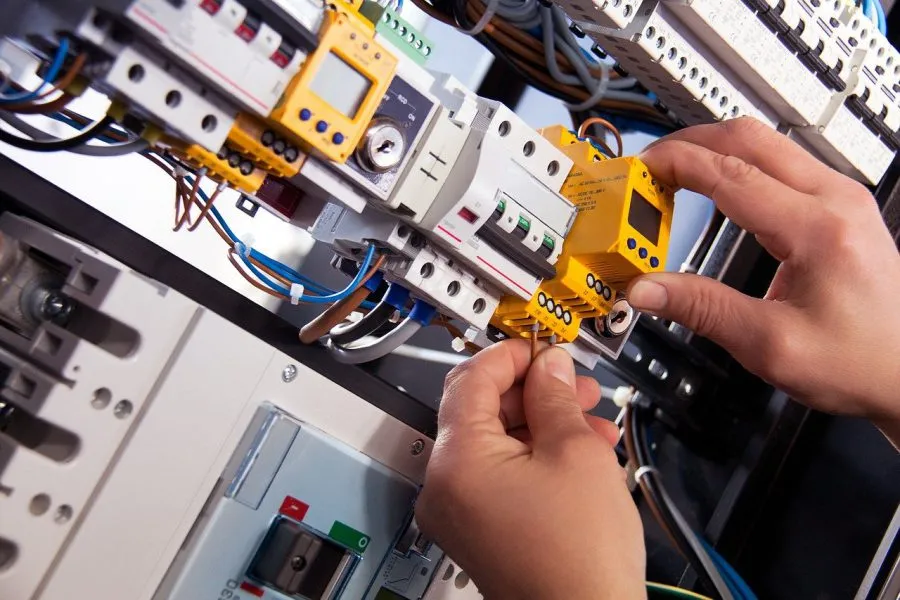 Praska akumulatorowa do kabli- niezbędne wyposażenie elektryka